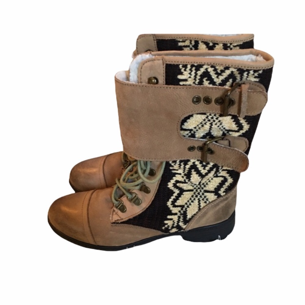 𝅺Kelsi Dagger Ilya snowflake boots. Size 7.5
